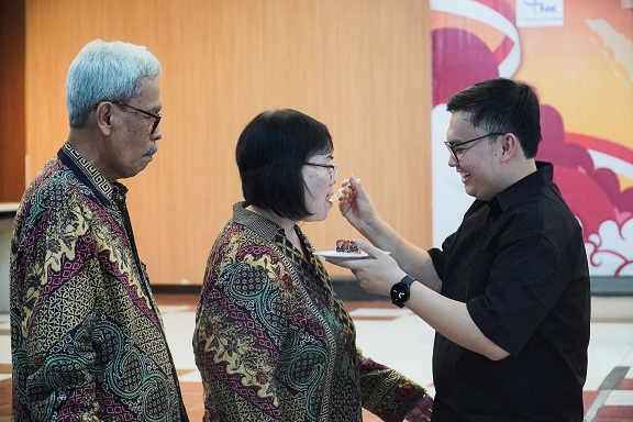 beby8 menyuapi PAKAI===